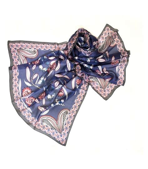 Foulard en soie de différentes couleurs et motifs
