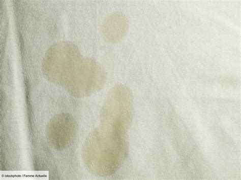 Gros plan sur une tache d'huile sur une étoffe en soie