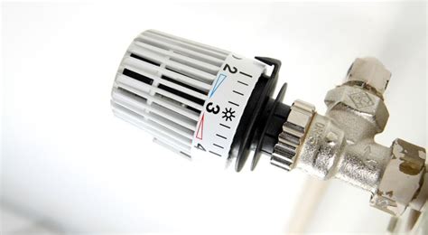 gros plan sur une tête de robinet thermostatique