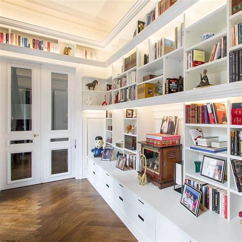 Bibliothèque bien organisée avec espace entre les livres