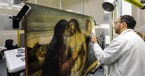 Restaurateur d'art travaillant sur un vieux livre