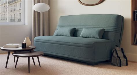 comparaison visuelle entre un vieux clic-clac et un canapé convertible moderne