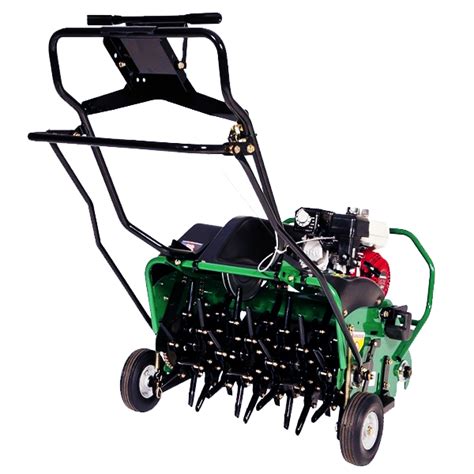 Aérateur de pelouse mécanique en action, retirant des carottes de terre