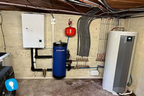 Pompe à chaleur air-eau avec unité intérieure intégrant un ballon de stockage