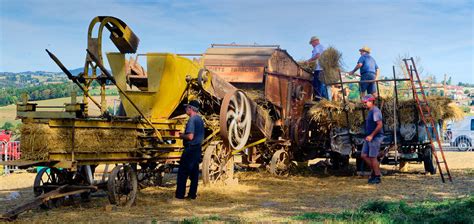 Ancienne ferme française avec un tracteur d'époque