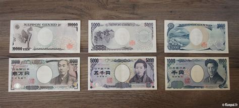 Billets de Yens japonais avec des pièces.