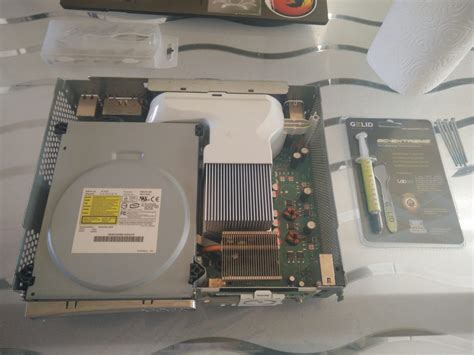 Intérieur d'une Xbox 360 montrant le ventilateur et les radiateurs