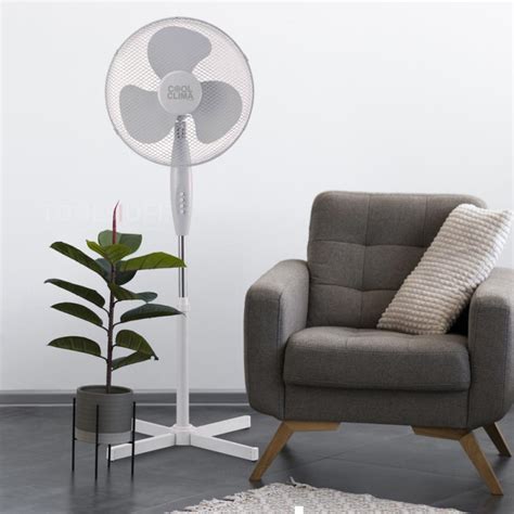 Ventilateur sur pied dans un salon