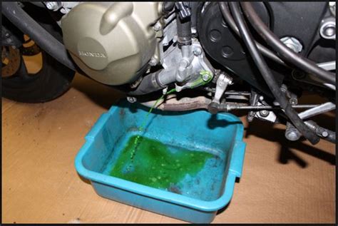 Vidange du liquide de refroidissement d'une moto