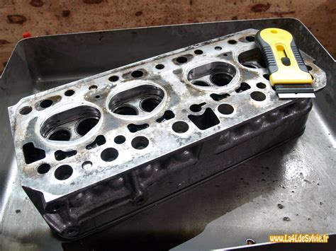 Nettoyage des plans de joint sur un carter moteur