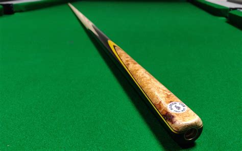 Queue de billard Peradon sur une table de billard