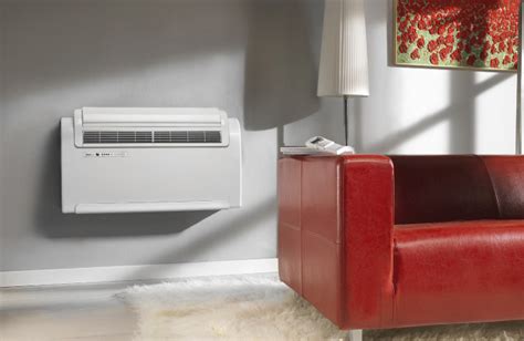 Climatiseur monobloc mural installé dans un salon moderne