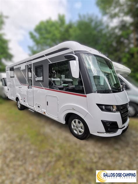 Camping-car avec feux arrière allumés