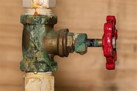 Infographie comparant la résistance à la corrosion et la durabilité du PVC, de l'aluminium et de l'inox pour les grilles de ventilation.