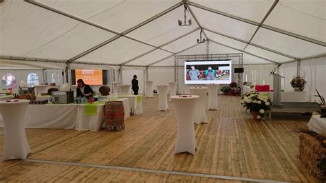 Personnes profitant d'une réception sous une tente chauffée