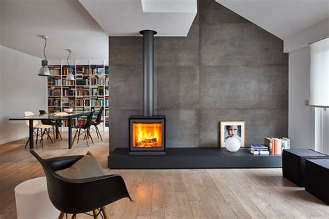 Poêle à bois moderne dans un salon