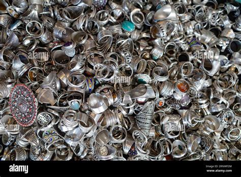 Mandala en métal avec des pierres colorées