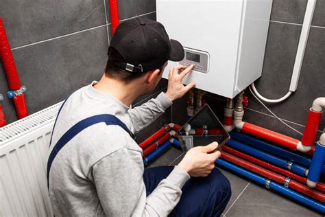 Un chauffagiste travaillant sur une chaudière