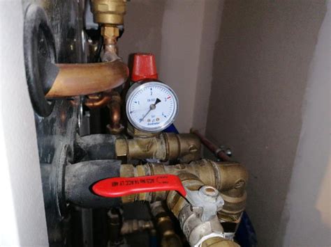 Manomètre de chaudière indiquant une pression d'eau