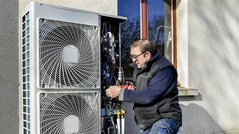 Chauffagiste travaillant sur une pompe à chaleur