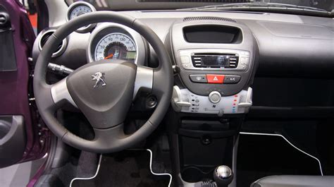 Vue intérieure d'une Peugeot 107