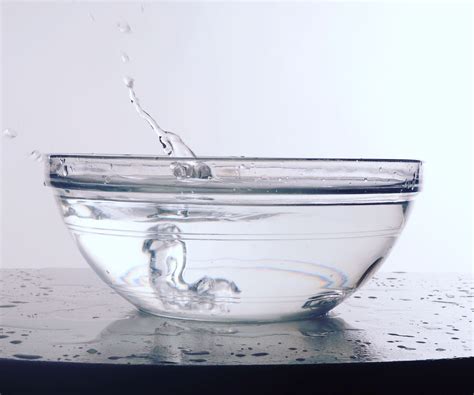 Bol de vinaigre blanc dans un réfrigérateur