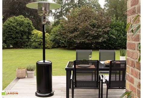 Parasol chauffant au gaz sur une terrasse