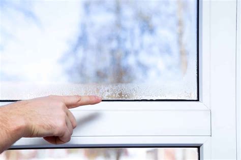Pièce avec de la condensation sur les fenêtres