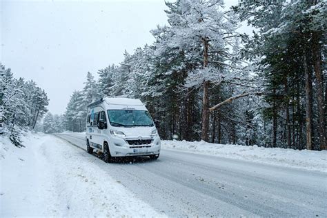 Camping-car en paysage hivernal
