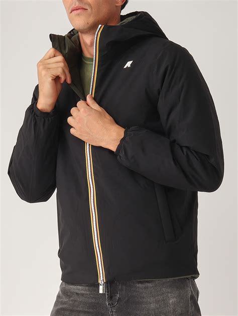 Homme portant une veste K-Way® réversible, montrant les deux faces.