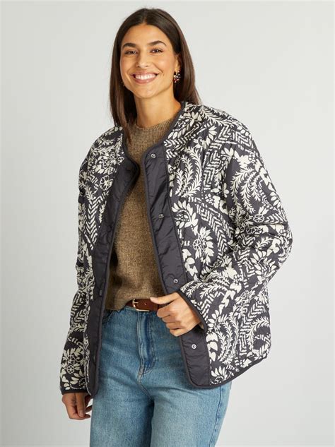 Femme portant une veste réversible Bonobo avec un style urbain.