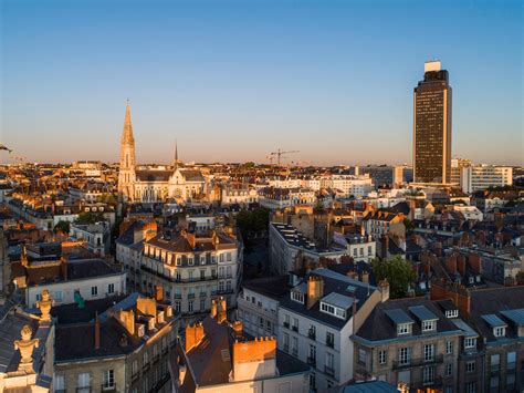 Vue de la ville de Nantes avec des symboles de climatisation