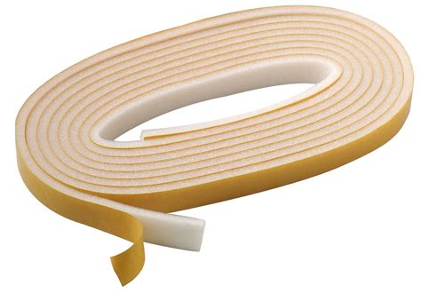 Gros plan sur la texture de la mousse de PVC d'un joint de calfeutrage