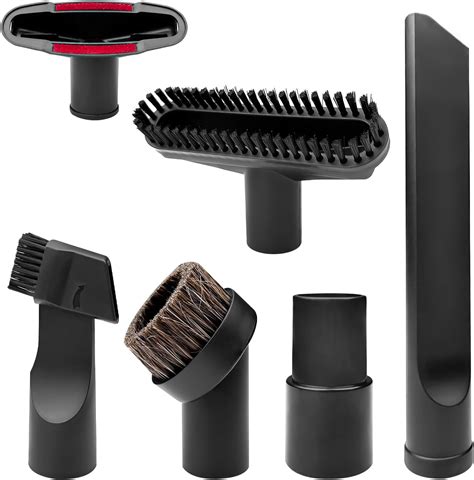 un aspirateur avec un embout fin nettoyant les ports d'un appareil électronique