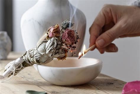 Ensemble d'outils pour un rituel de fumigation : sauge, palo santo, bol, cristal