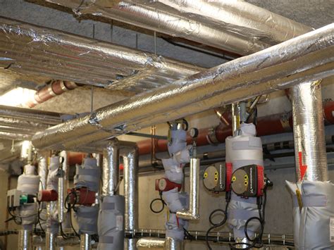 Vue d'une vieille installation de tuyauterie avec calorifugeage potentiellement amianté