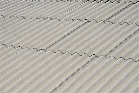 Plaques de fibrociment ondulées typiques contenant de l'amiante