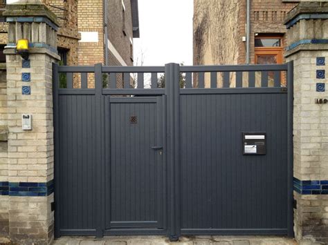 Portail battant avec portillon intégré et gâche électrique