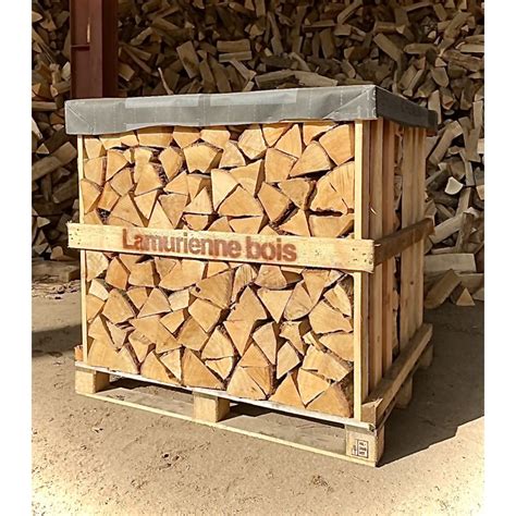 Bûches de bois empilées sur une palette