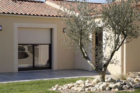 Construction moderne avec brique alvéolaire et volet roulant