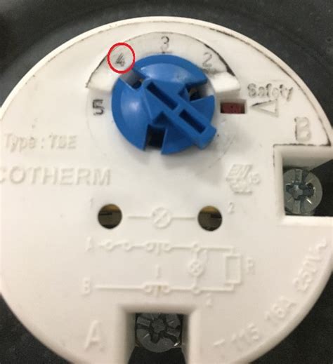 Gros plan sur une molette de thermostat de chauffe-eau