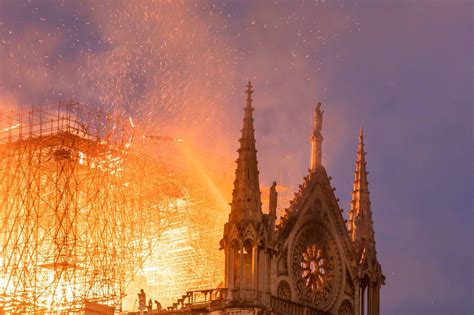 Cathédrale Notre-Dame de Paris en flammes