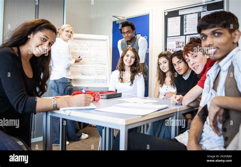 Une famille travaillant ensemble dans un atelier