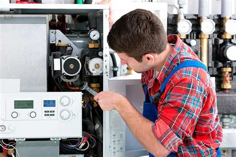 Un chauffagiste travaillant sur une chaudière