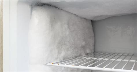 Gros plan sur la formation de givre à l'intérieur d'un congélateur