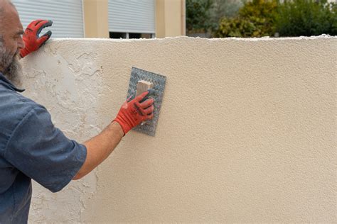 Application d'enduit sur un mur
