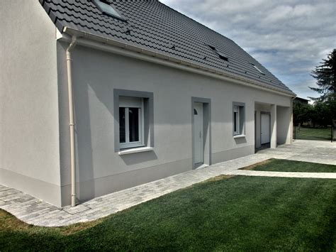 Façade d'une maison avec un enduit taloché