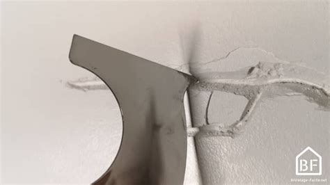 Application d'enduit pour reboucher une fissure sur un mur