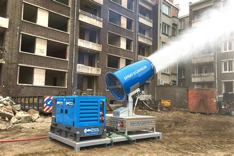Canon brumisateur industriel en action sur un chantier