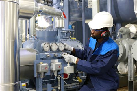Technicien en train de vérifier une chaudière